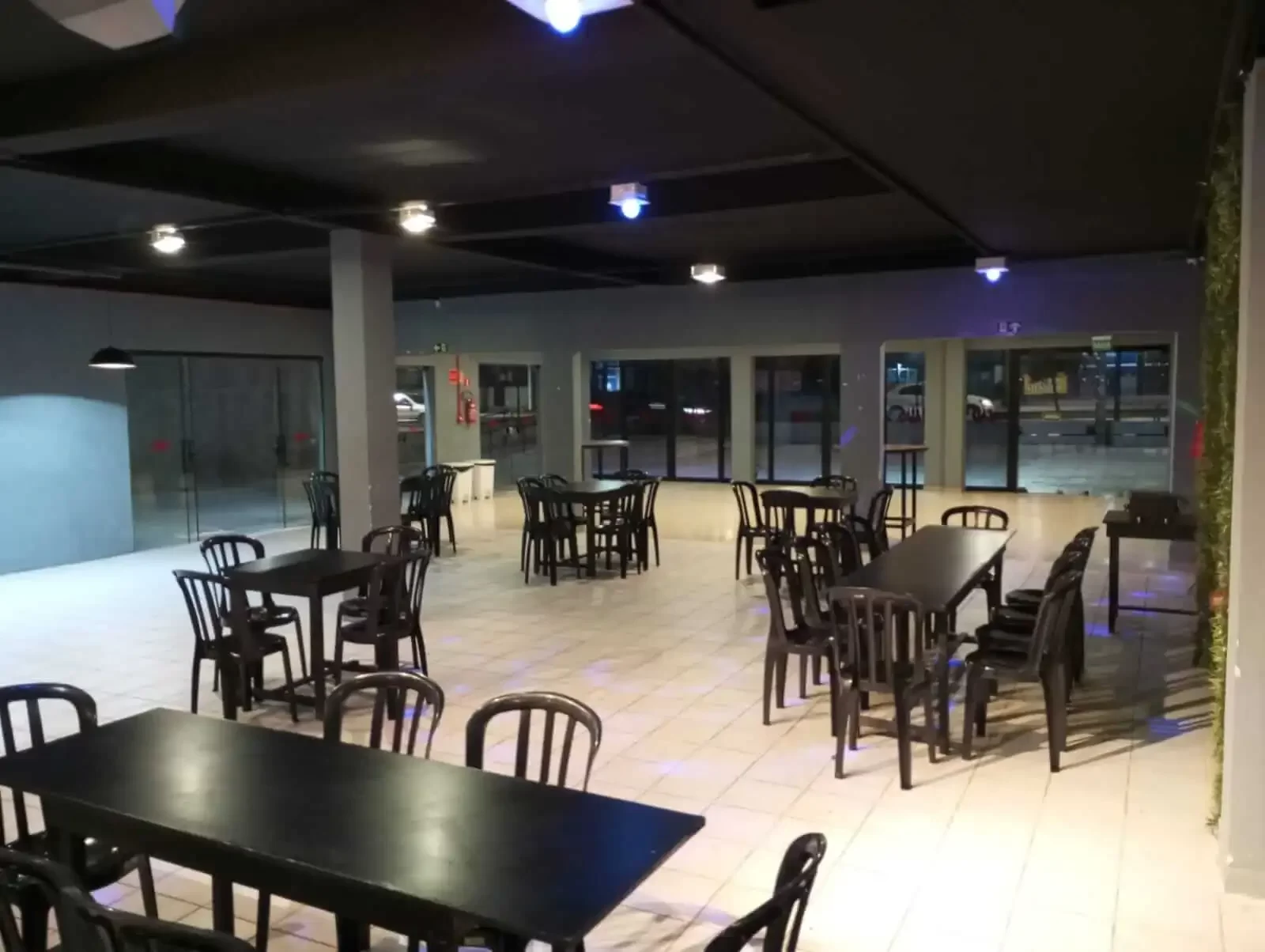 Venda de ponto comercial voltado para salão com capacidade para 400 pessoas, ótimo espaço para eventos, com toda a infraestrutura pronta e documentação em dia